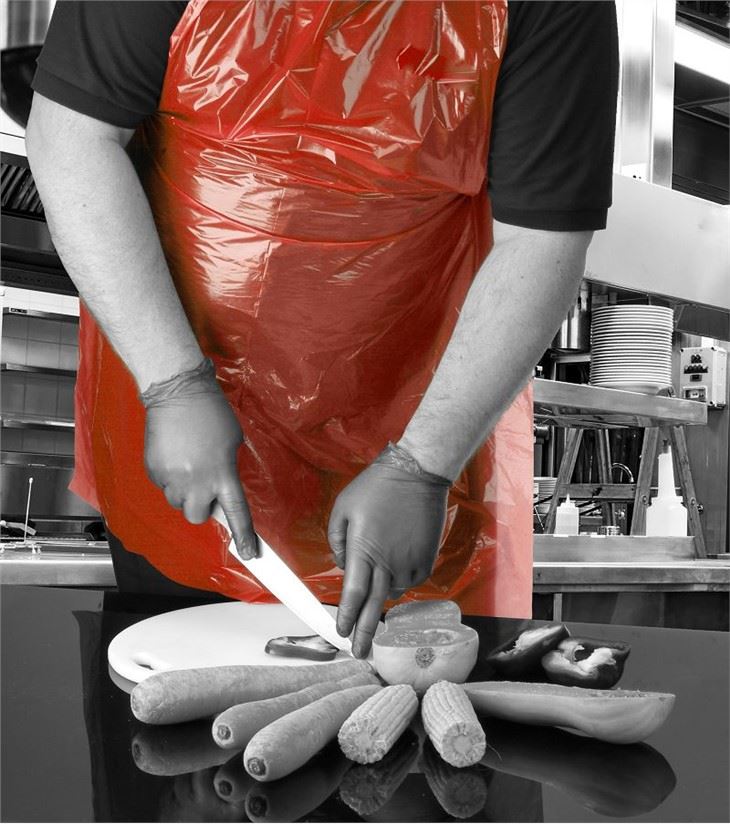 A14R-R_A14-R_Aprons on a roll_Red_Action_Food_Portrait_1(001)